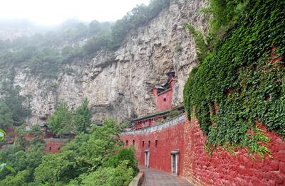 仙洞沟冬雪奇观：千年洞穴变身水墨画卷