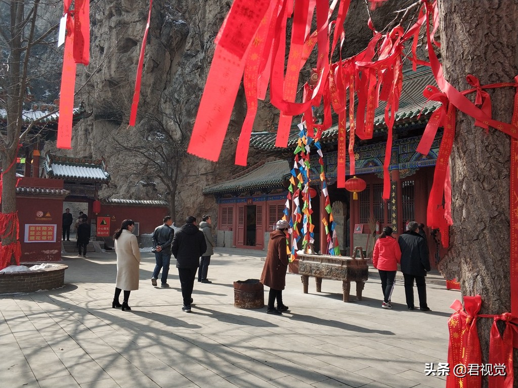 春日探秘：仙洞沟溪流与悬塑的光影共生